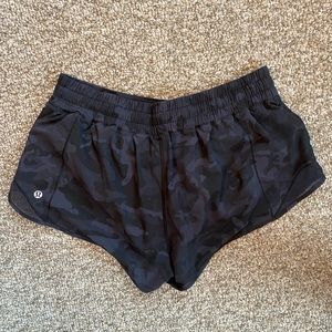 LULU LEMON hotty hot low rise lined short- 2.5”